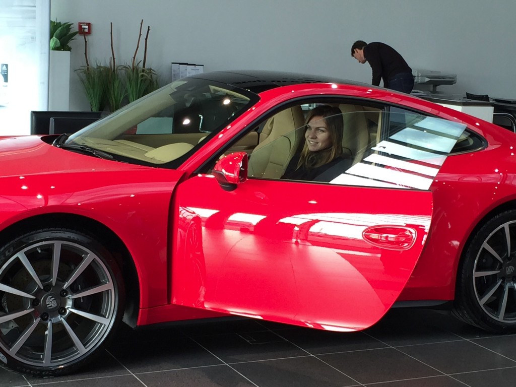porsche-gives-simona-halep-a-red-porsche-911-carrera-4_7